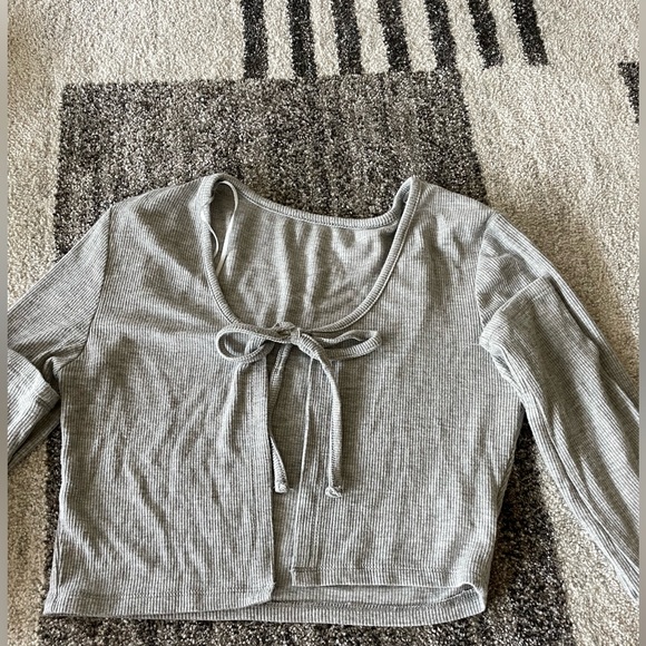 Barely used, grey tie in the front crop long sleeve - Picture 1 of 2